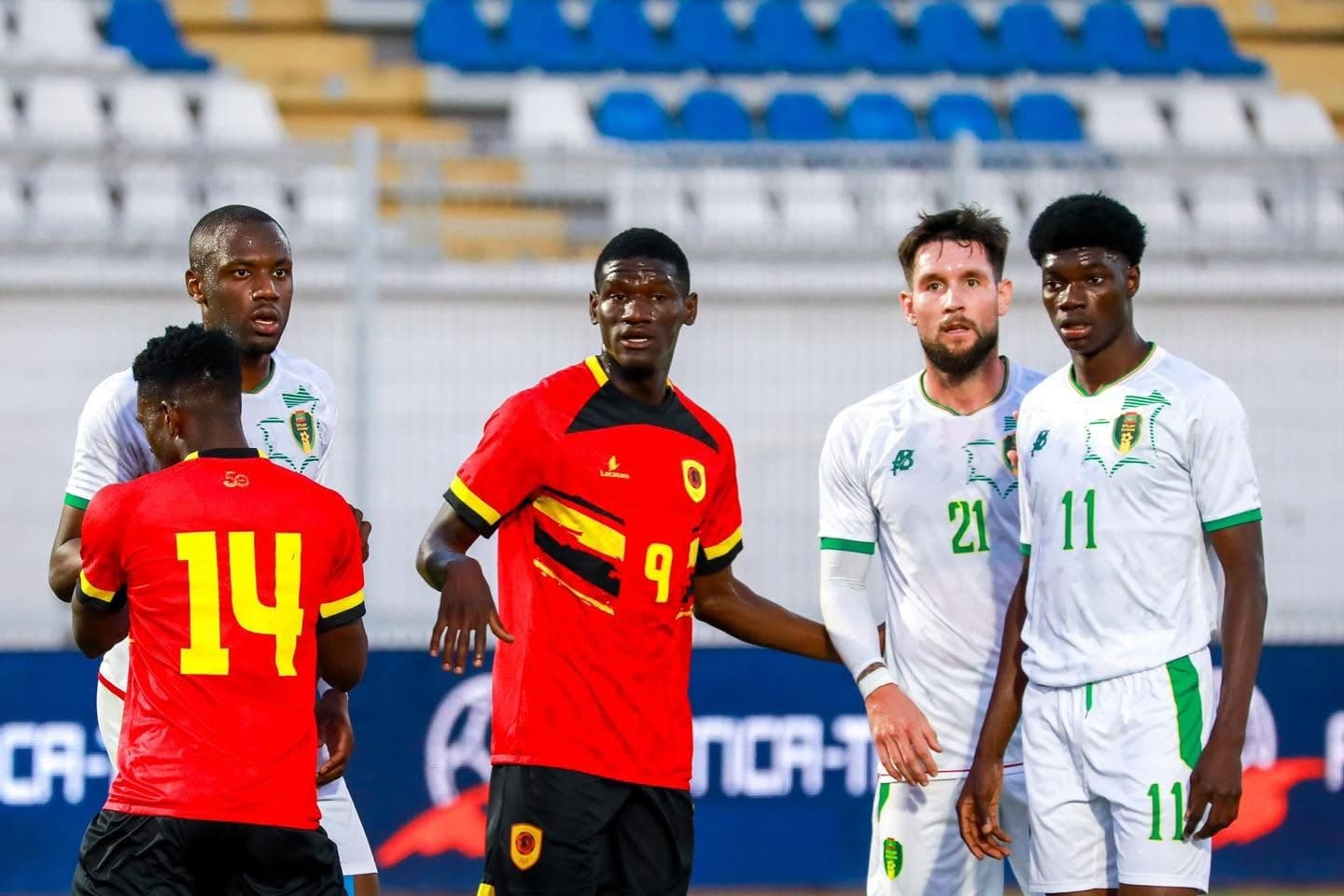 Lamine Ba, Jordan Lefort et Maata Magasaa face a l'Angola